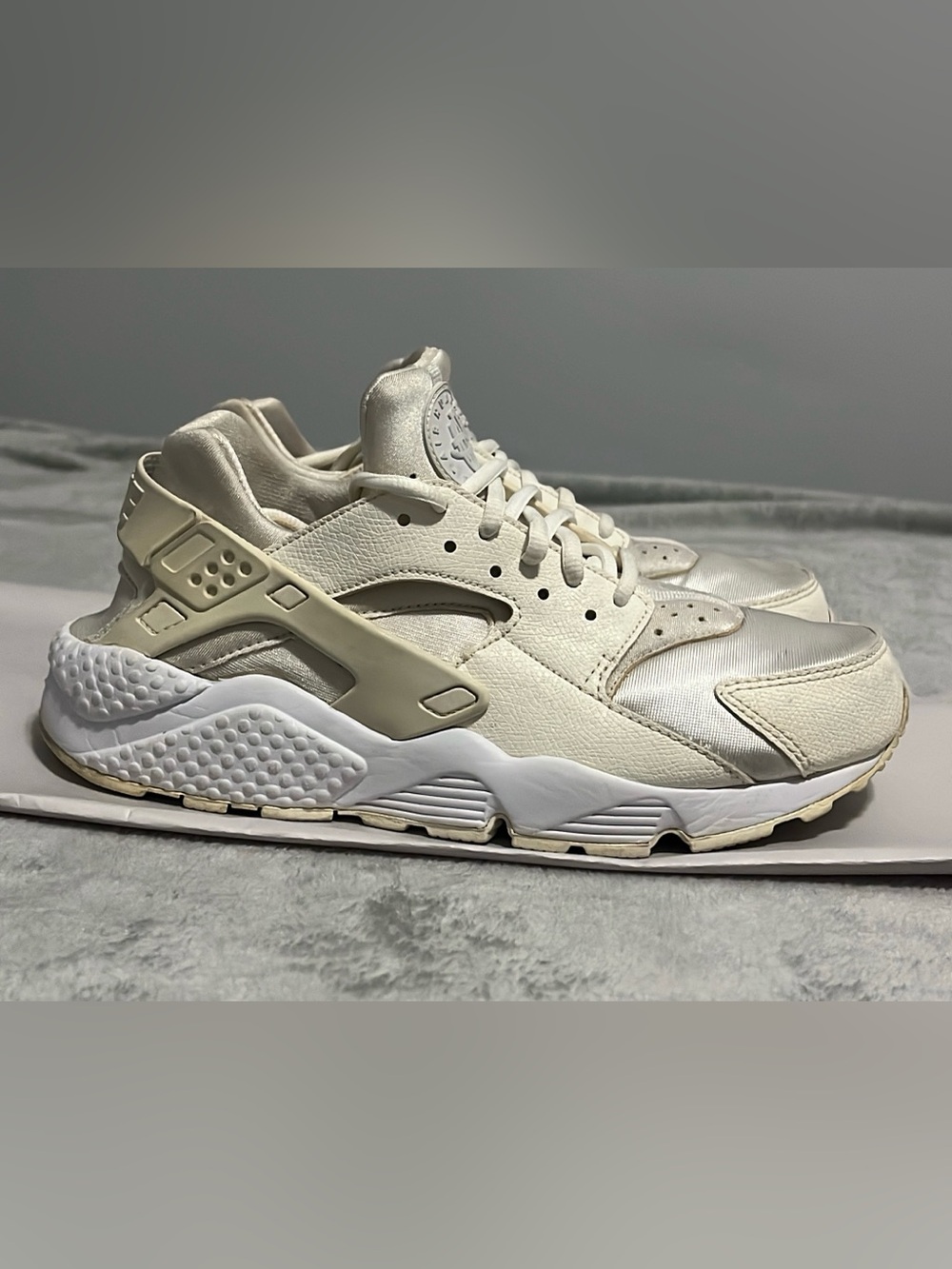 Nike Air Huarache Run Women’s 8.5 Cream Off White Sneakers